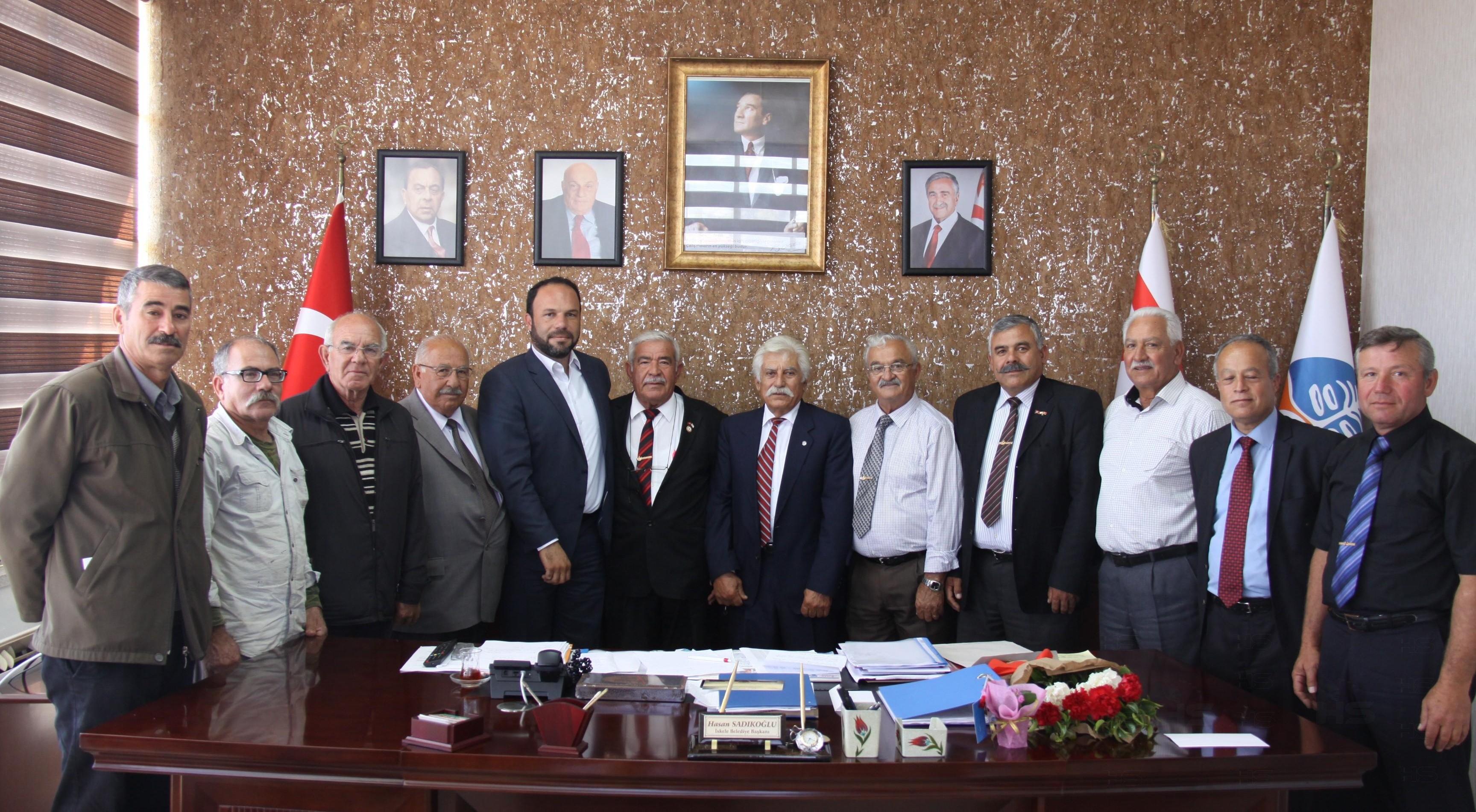 TMT Mücahitler Derneği İskele Şubesi üyeleri, İskele Belediye Başkanı Hasan Sadıkoğlu'nu ziyaret etti