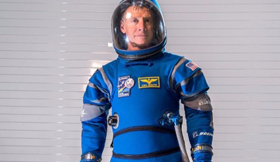 Boeing yeni astronot giysilerini görücüye çıkardı