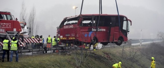 Fransa'da turist otobüsü devrildi: 4 ölü