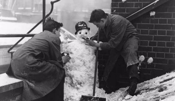 Kardan Adam Yapmanın Her Daim Eğlenceli Olduğunu Gösteren 30 Tarihi Fotoğraf