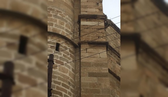 Haydarpaşa Camii minaresi SOS veriyor