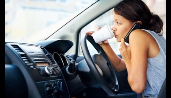 Araç kullanırken cep telefonuyla konuşmanın cezası artırılıyor