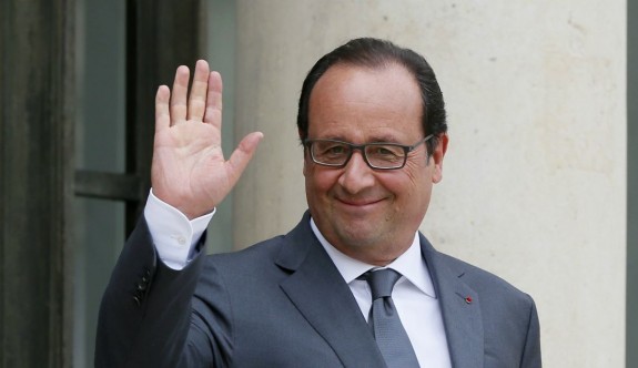 Fransa Cumhurbaşkanı Hollande konuşurken keskin nişancının silahı ateş aldı