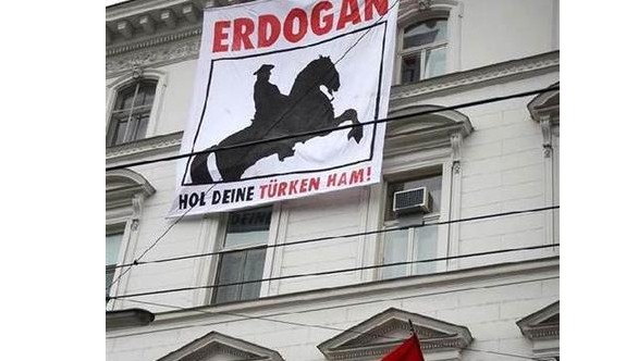 Viyana'da Türk Büyükelçiliği’ne çirkin pankart!