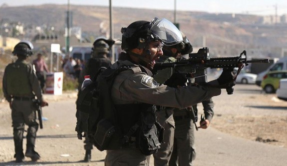 İsrail askerleri Filistinli tutukluları polis köpekleriyle taciz ediyor