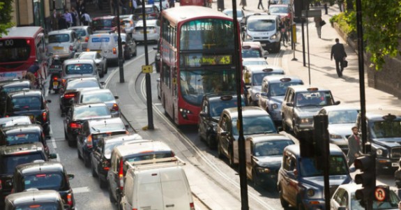 Londra Belediyesi, havayı kirleten araçlara ek vergi getiriyor