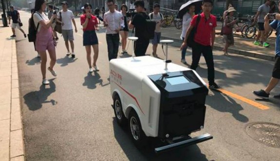 Çin'de robot kurye iş başı yaptı