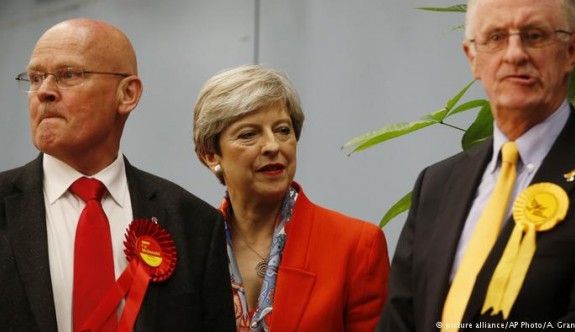 İngiltere seçim sonuçları Brexit sürecini erteleyebilir