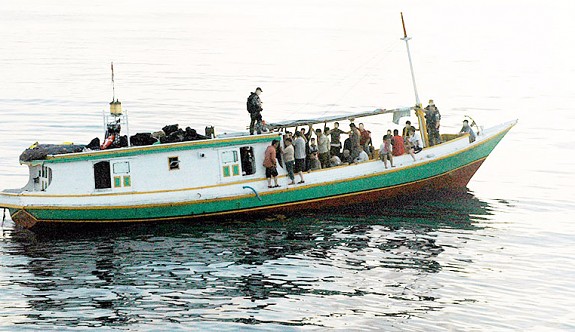 Baf açıklarında iki mülteci gemisi