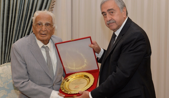 Cumhurbaşkanı, Dr. Kaya Bekiroğlu'nu onure etti