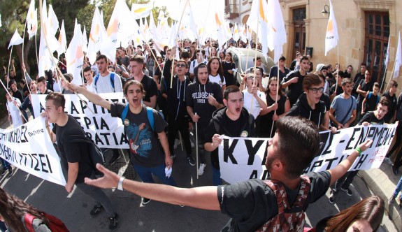 Rum öğrencilerden anti işgal yürüyüşü