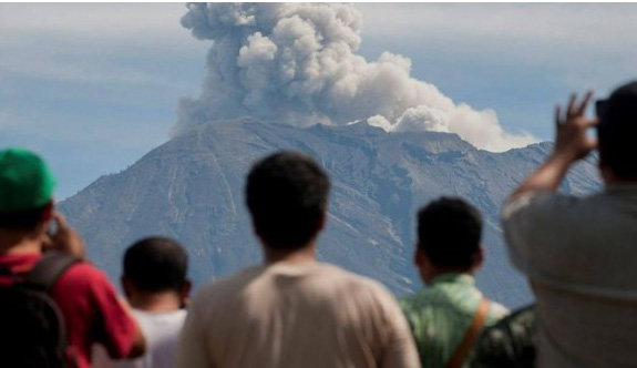 Endonezya'da yanardağ kül püskürtüyor