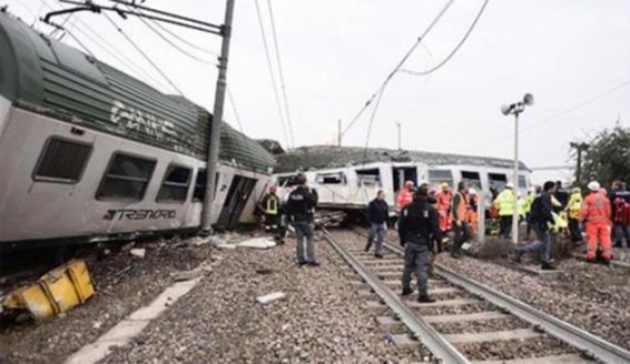 İtalya'da tren raydan çıktı: 3 ölü
