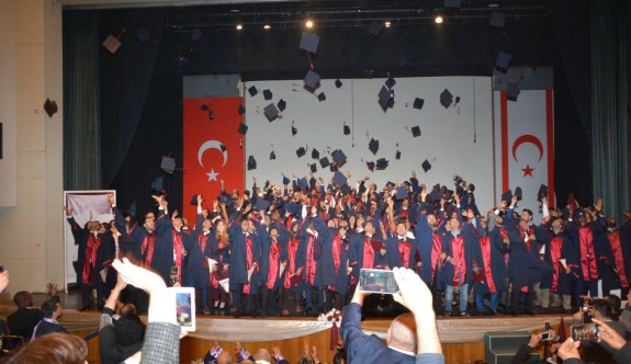 YDÜ İnşaat Mühendisliği mezunları, diplomalarını törenle aldı