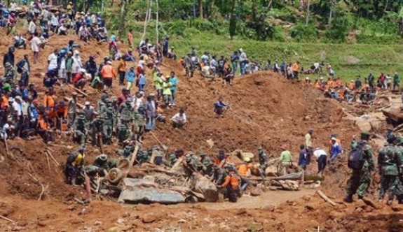 Endonezya'da heyelan: 11 ölü, 7 kayıp