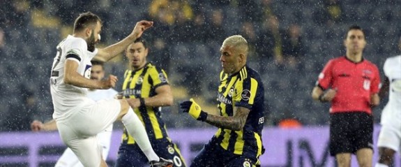 Fenerbahçe'ye zirve yolunda büyük darbe