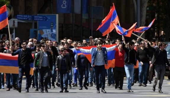 Ermenistan'da tansiyon düşmüyor