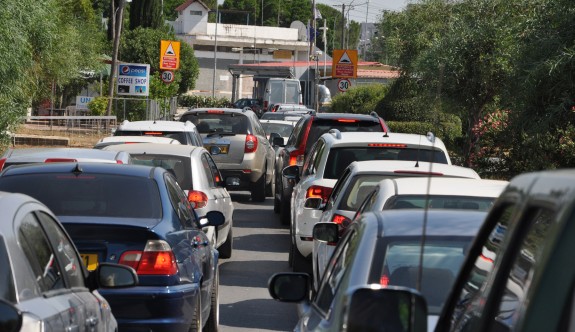 Kıbrıslı Türklerden 24 bin araca geçici sürüş izni