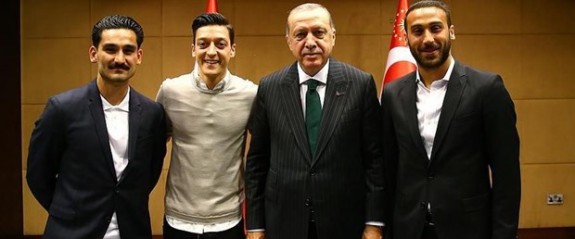 Merkel'den Mesut Özil ve İlkay Gündoğan açıklaması