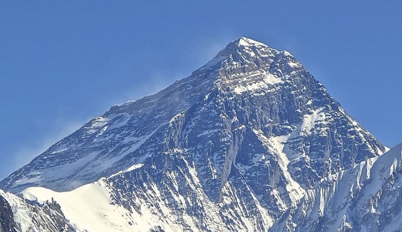 Everest dağından 8,5 ton çöp toplandı