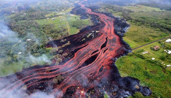 Hawai'de lavlar 600'den fazla evi yuttu