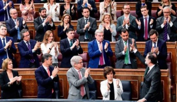 İspanya'da hükümet düştü, sosyalist başbakan geldi