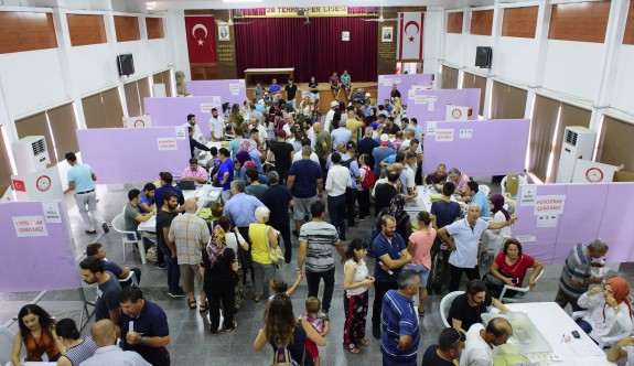 Türkiye'deki seçim için oy verme işlemi başladı