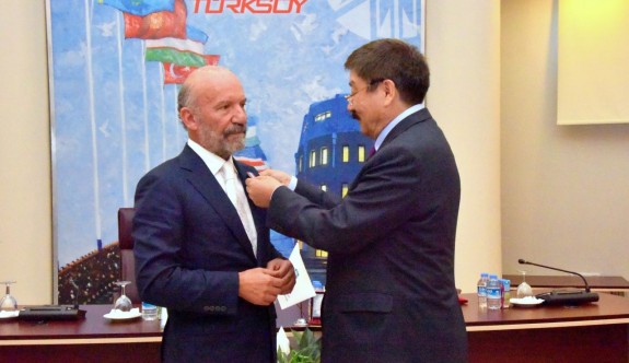 YDÜ kurucu rektörü Suat Günsel'e Türk Cumhuriyetleri Bağımsızlık Madalyası