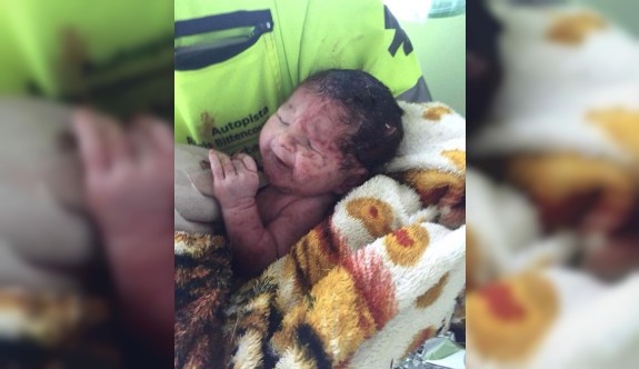 Kaza geçiren hamile kadının karnından bebeği fırladı