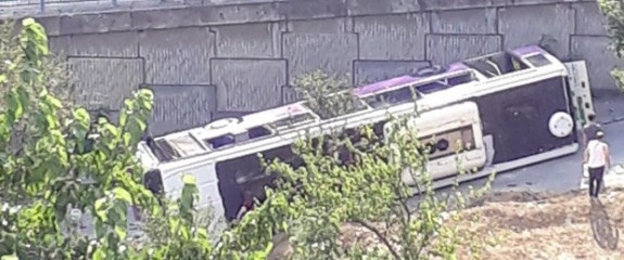 Sarıyer'de halk otobüsü devrildi