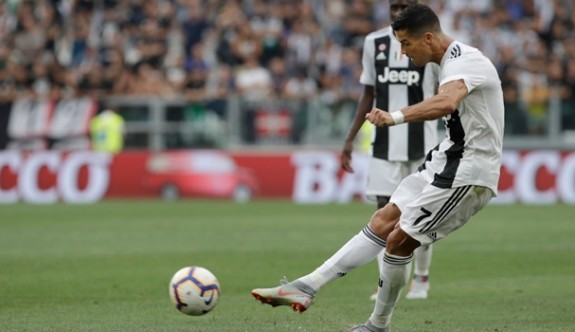 Ronaldo Juventus'ta golle tanıştı