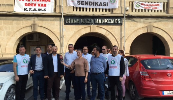 Kamu-İş ile KTAMS, Girne Kaza Mahkemesi'nde greve gitti