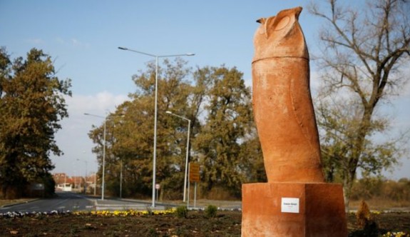 Sırbistan’daki baykuş heykeli alay konusu oldu