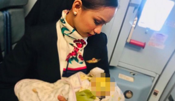 Yolcu annenin sütü bitti, uçaktaki bebeği hostes emzirdi