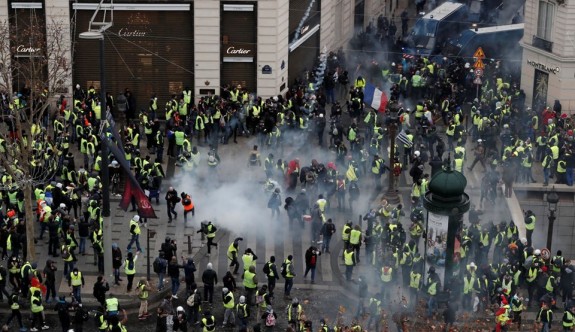 Fransa'da sarı yelekliler protestosu (Polis müdahale ediyor)