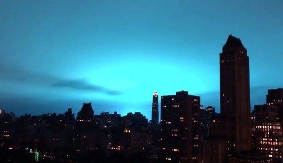New Yorkluları korkutan mavi ışık