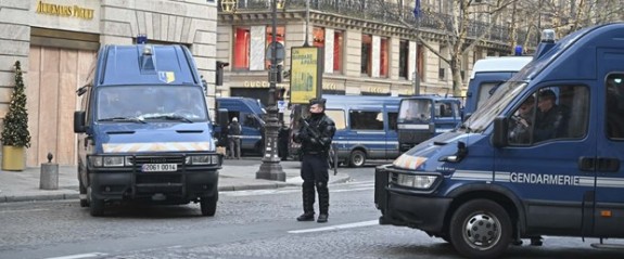 Paris'te 'Sarı Yelekliler' yeniden sokakta: Çok sayıda gözaltı