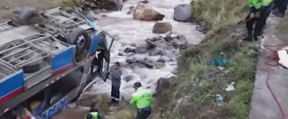 Peru'da otobüs nehre uçtu