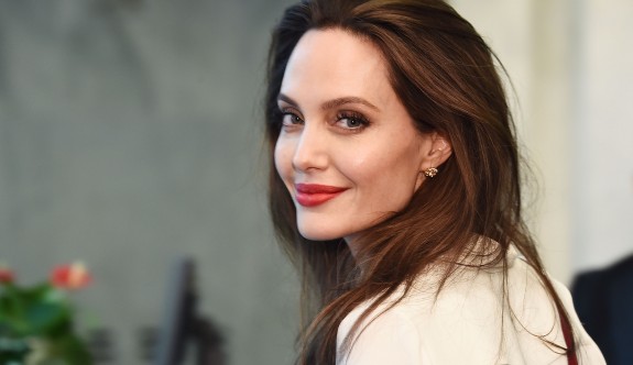 Angelina Jolie Setlere Dönüyor