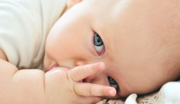 Bebeğinizin Parmak Emme Huyu Hakkında Bilmeniz Gerekenler