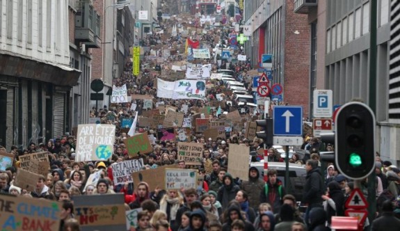 Belçika’da binlerce öğrenci sokaklara döküldü