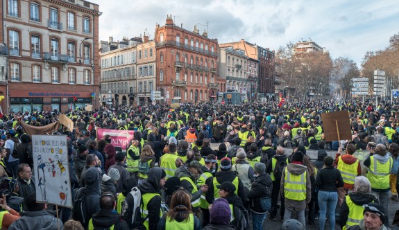 Fransa'da "sarı yelekliler" yeniden sokaklarda