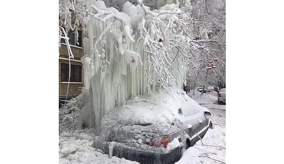 Rus şehrinde her yer buz tuttu
