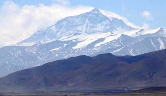 Çin, Everest dağını 'çöp'nedeniyle turistlere kapattı