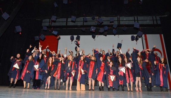 Fen-Edebiyat Fakültesi mezunları kep fırlattı