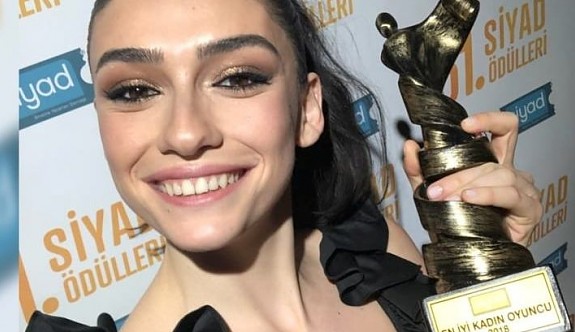 Hazar Ergüçlü'ye SİYAD'tan 'En İyi Kadın Oyuncu' ödülü