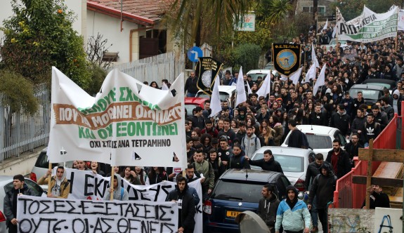 Rum öğrenciler, sınav sistemini ve burs miktarlarını protesto etti