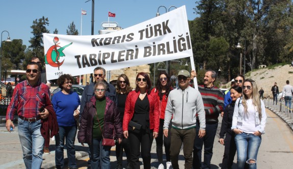 Doktorlardan, Türkiye’deki meslektaşlarına destek yürüyüşü