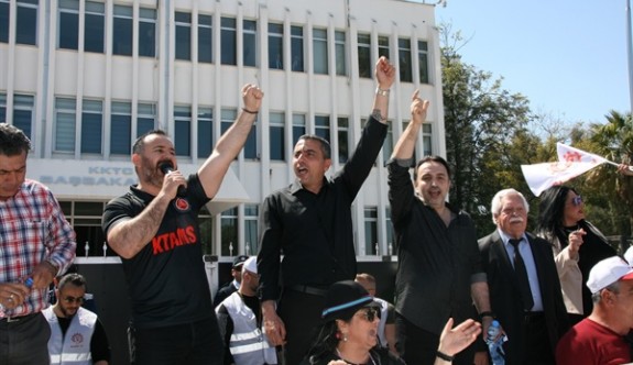 Üç sendika greve gitti, Başbakanlık önüne yürüdü