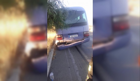 Ön tekerleği kopan otobüs bariyerlere vurarak durdu